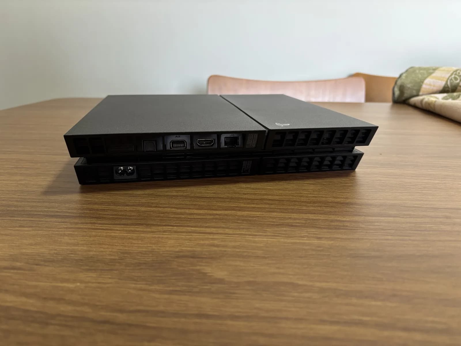 PlayStation 4 - Portas e conexões traseiras