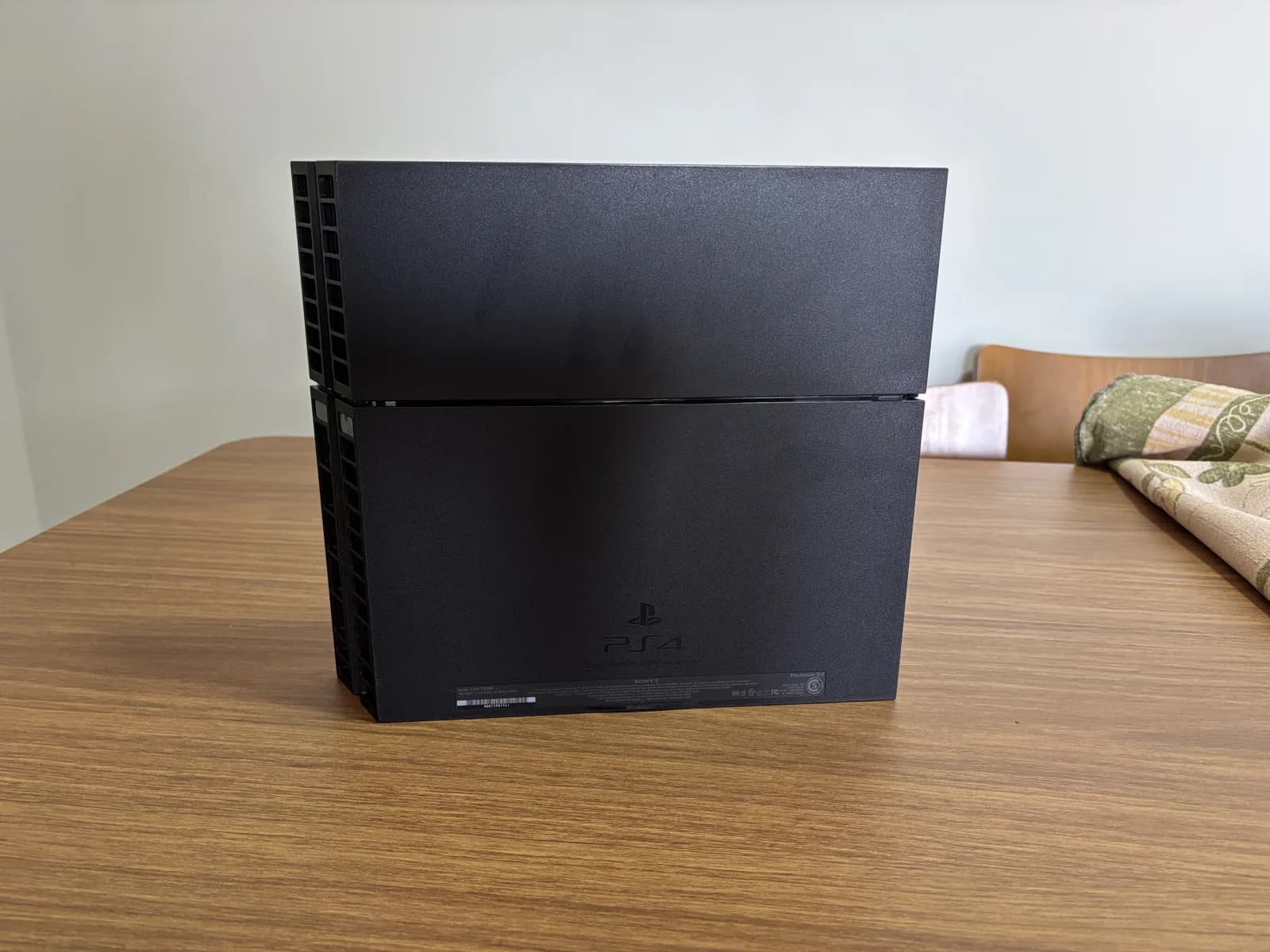 PlayStation 4 - Base e etiqueta do modelo CUH-1215A