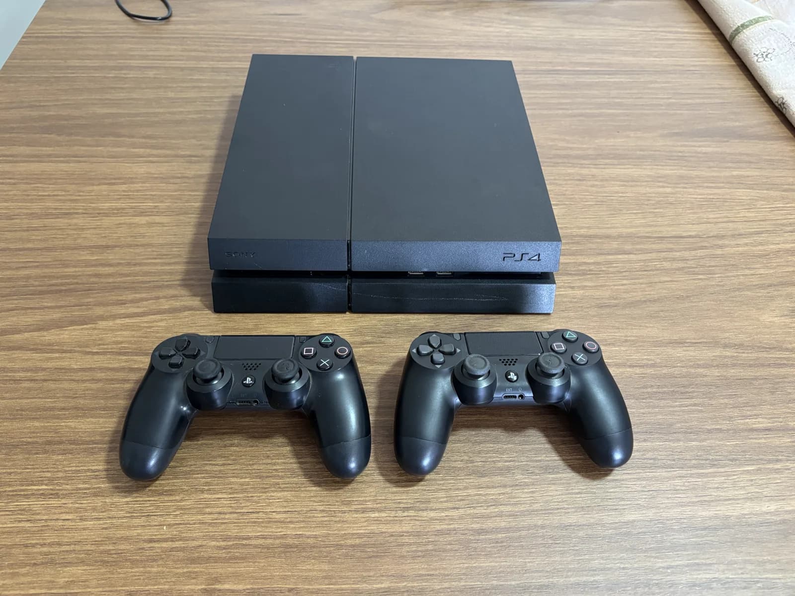 PlayStation 4 com 2 controles DualShock 4