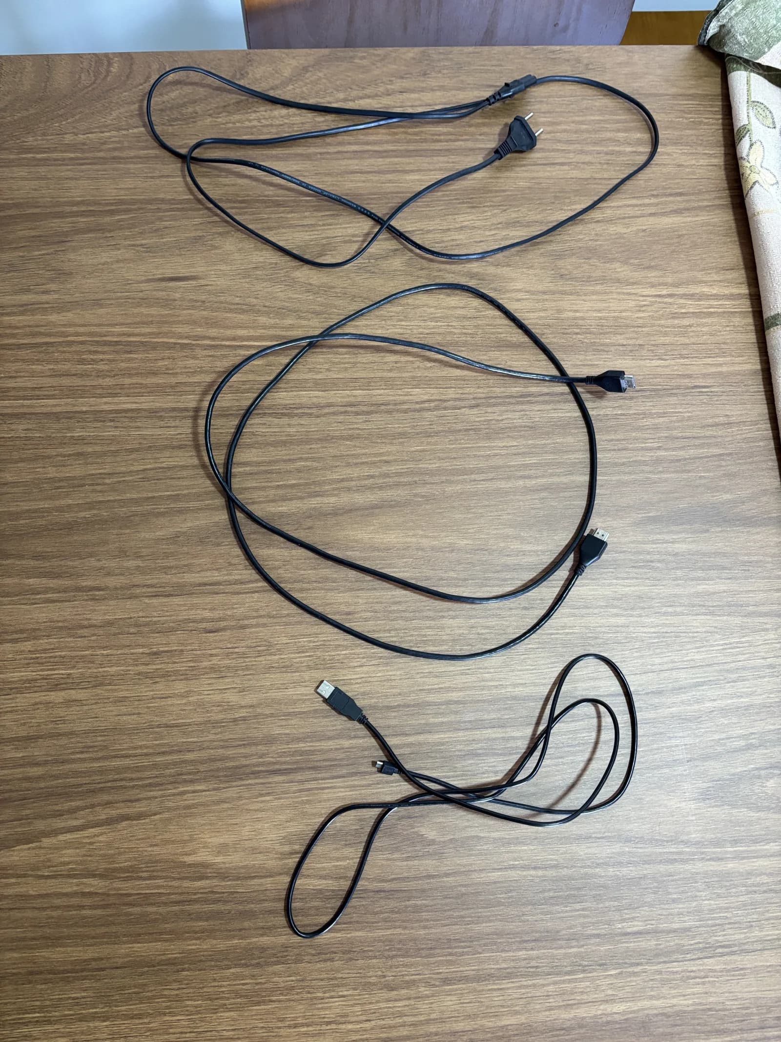 Cabos inclusos: energia, HDMI e micro-USB