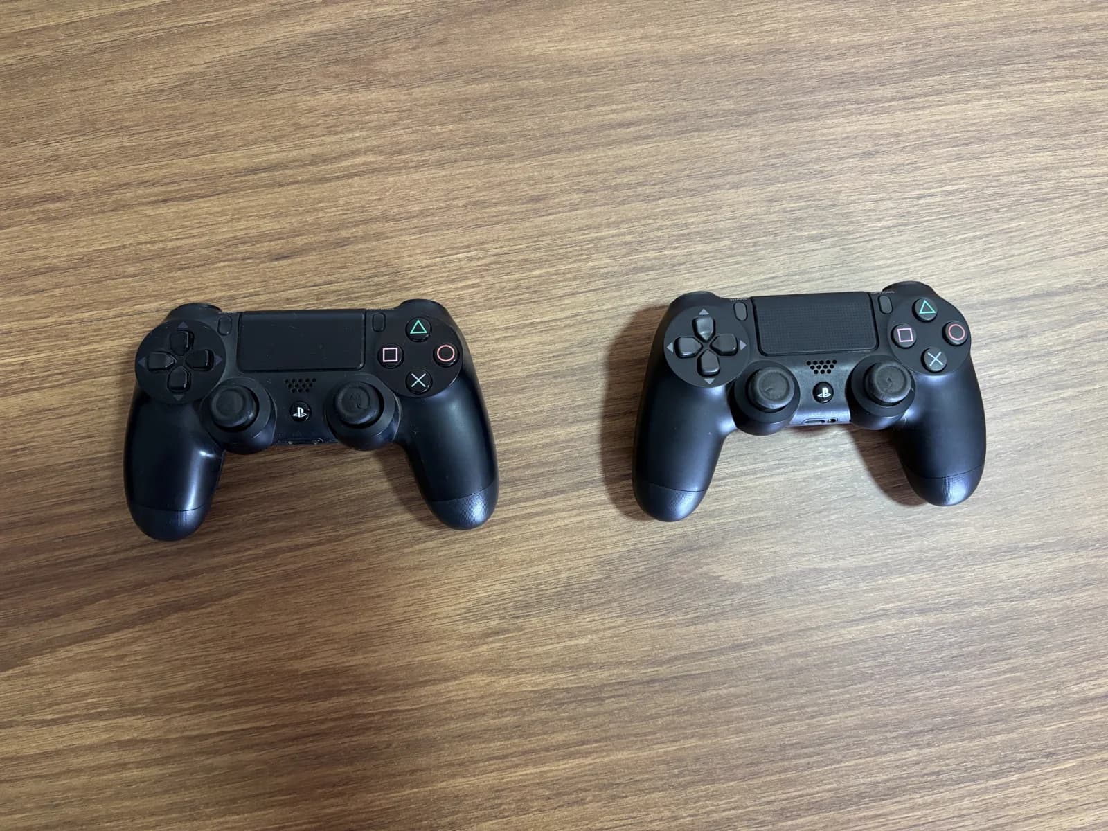 Dois controles DualShock 4 sem fio