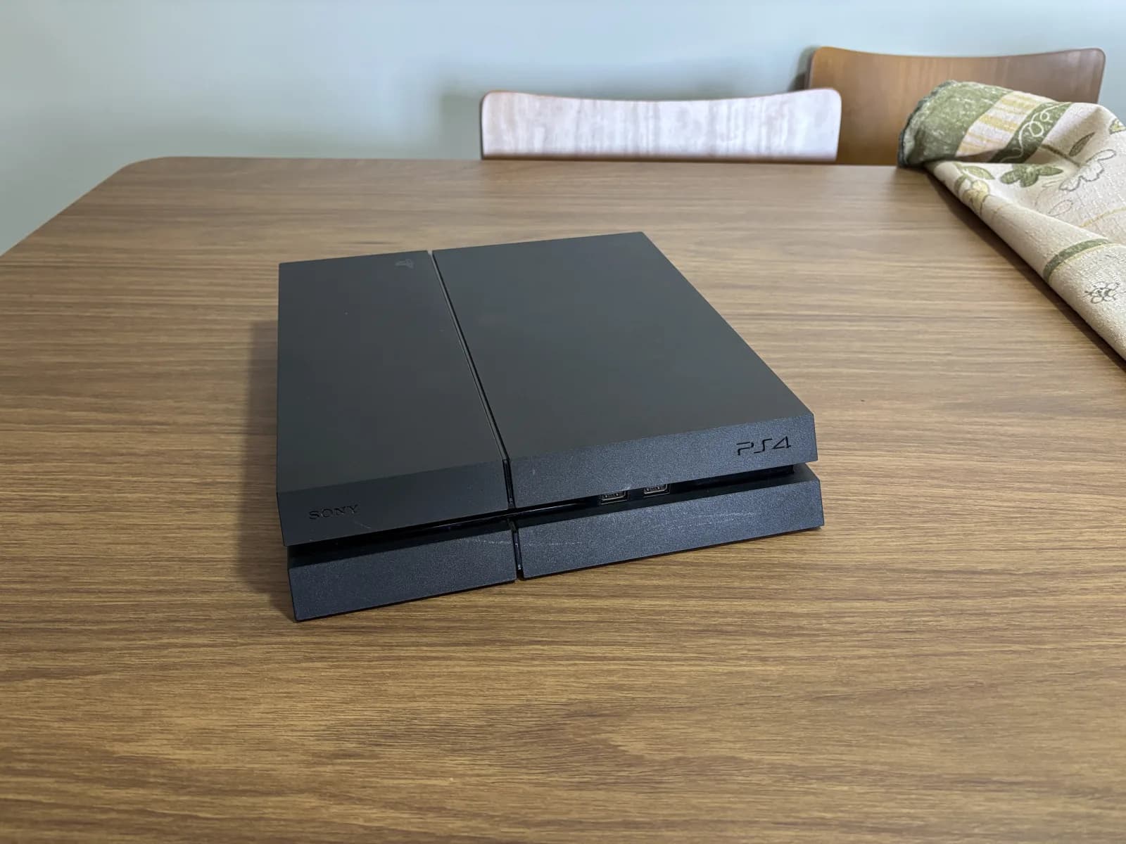 PlayStation 4 - Visão frontal e acabamento fosco
