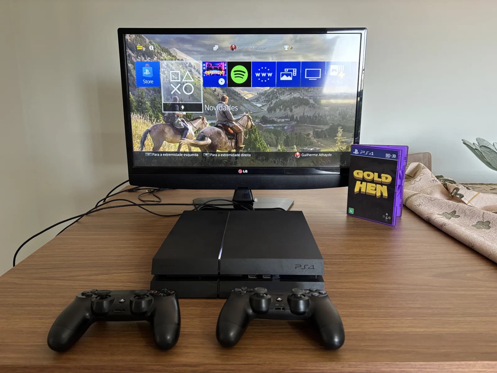 PlayStation 4 ligado em funcionamento com monitor e GoldHEN